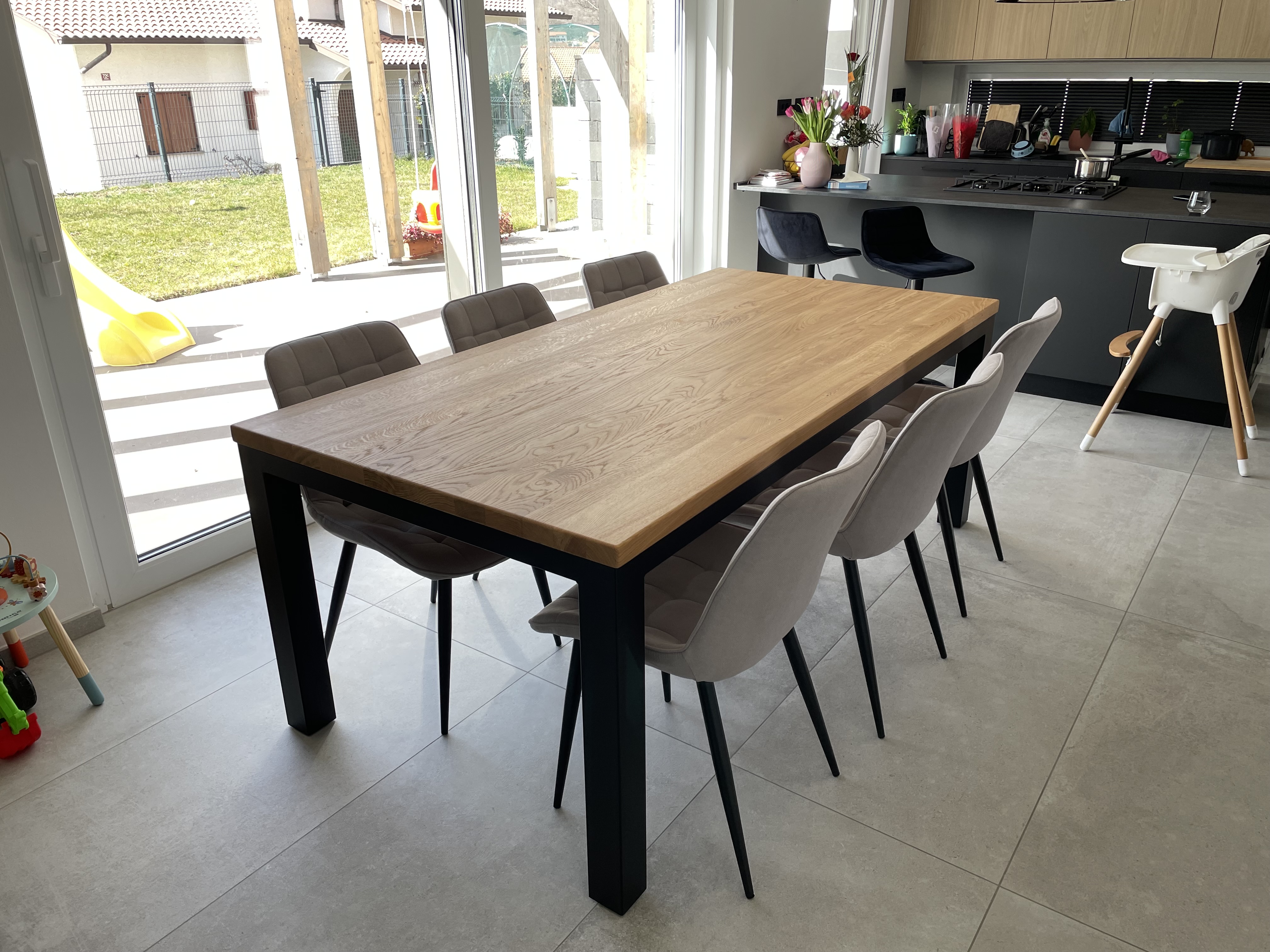 miza iz masivnega hrastovega lesa s kovinskim podnožjem